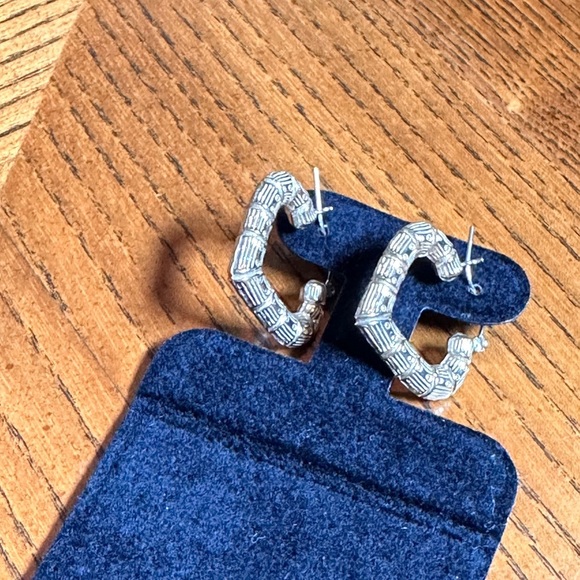 10K Gold Heart Hoops Earrings - Picture 4 of 5